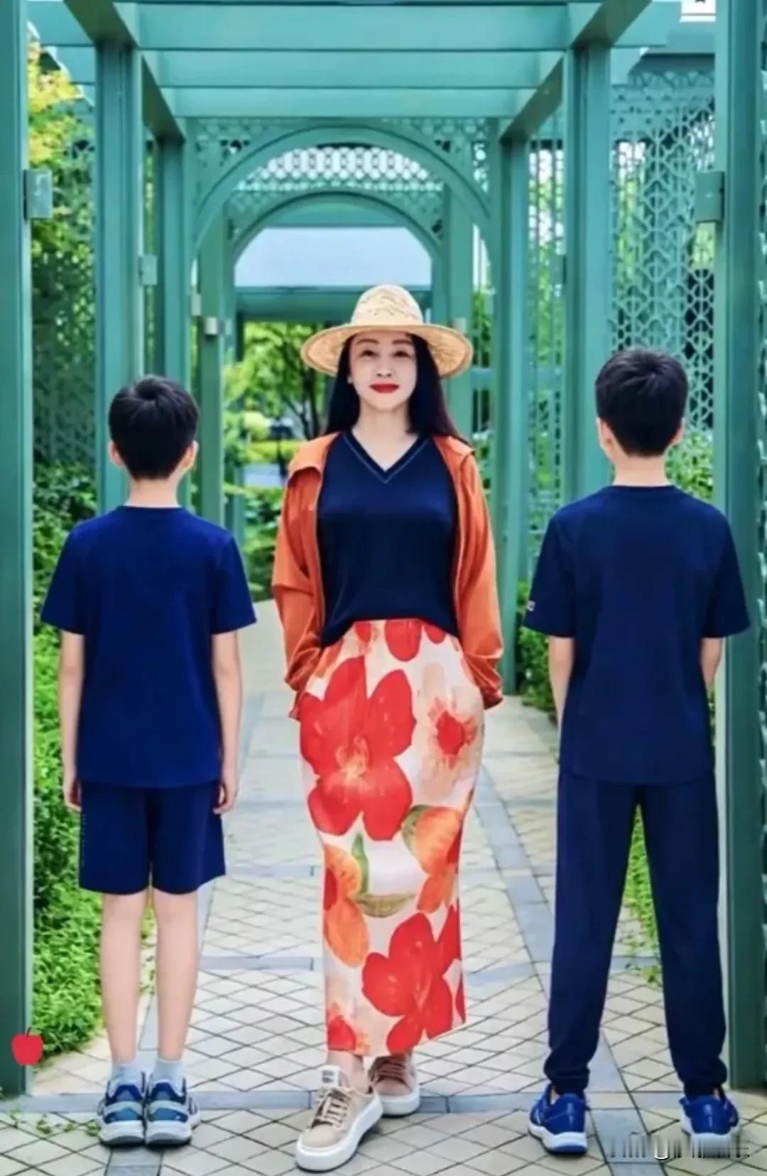 李思思66岁妈妈晒俩外孙开学照，祖孙同框背影杀，外婆状态太绝了！前央视主持人