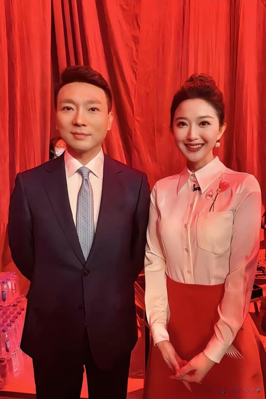 康辉旁边这位“温婉知性”的女主持人，大家认识吗？她白色衬衣，搭配红色长裙，感