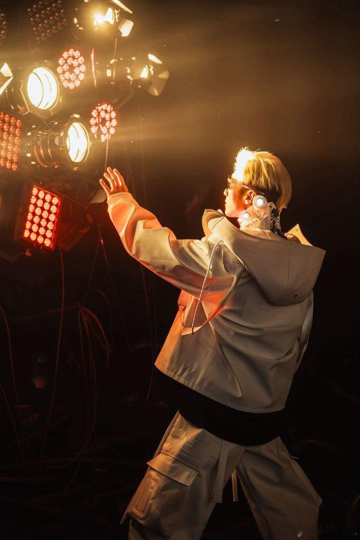 谢霆锋我跟可爱没关系新歌花絮里被调侃像背书包的学生，谢霆锋一脸认真解释“这是赛