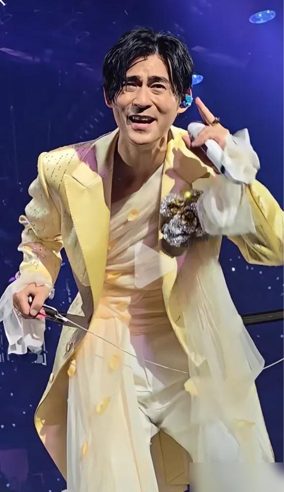 这是周渝民？这是你们初代男神？这牙咋滴啦？周渝民显老，是眼睛大的关系吗？最近