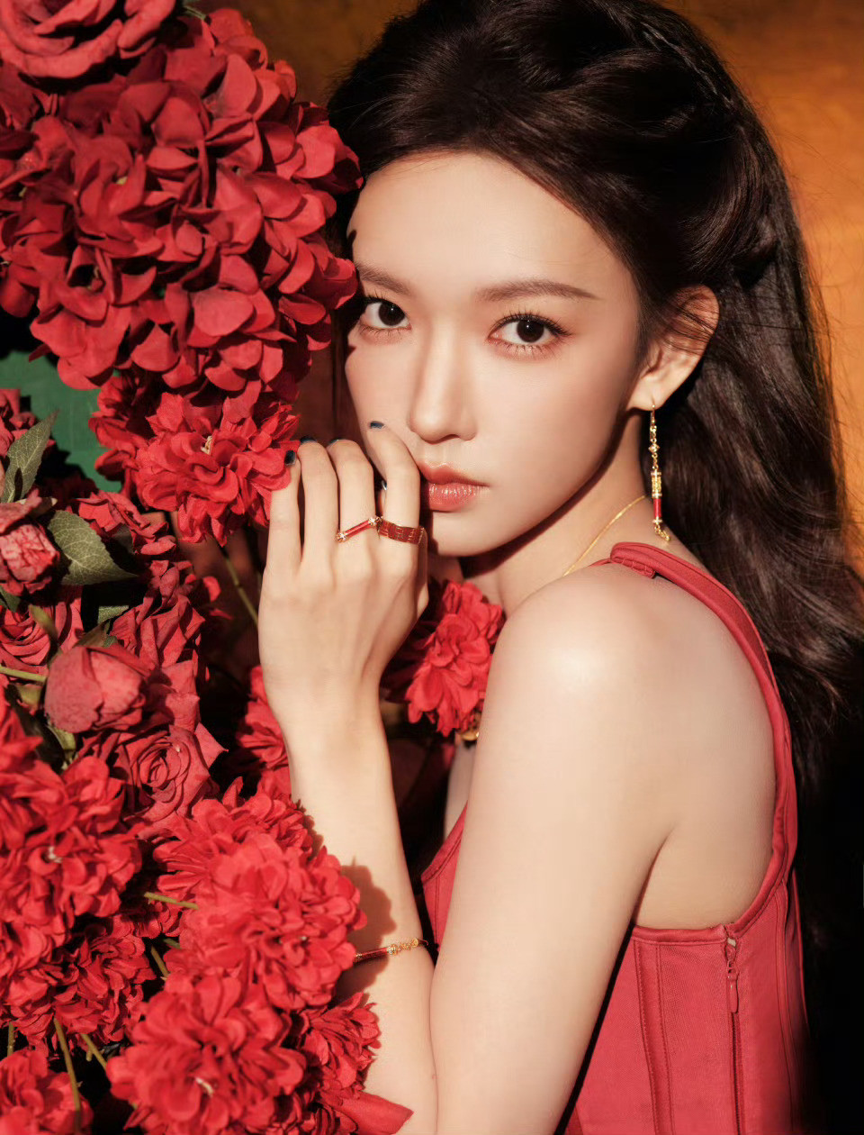 程潇富贵花美神降世也不过如此吧！红裙衬得肤白貌美，贵气感直接拉满💃和红色的适