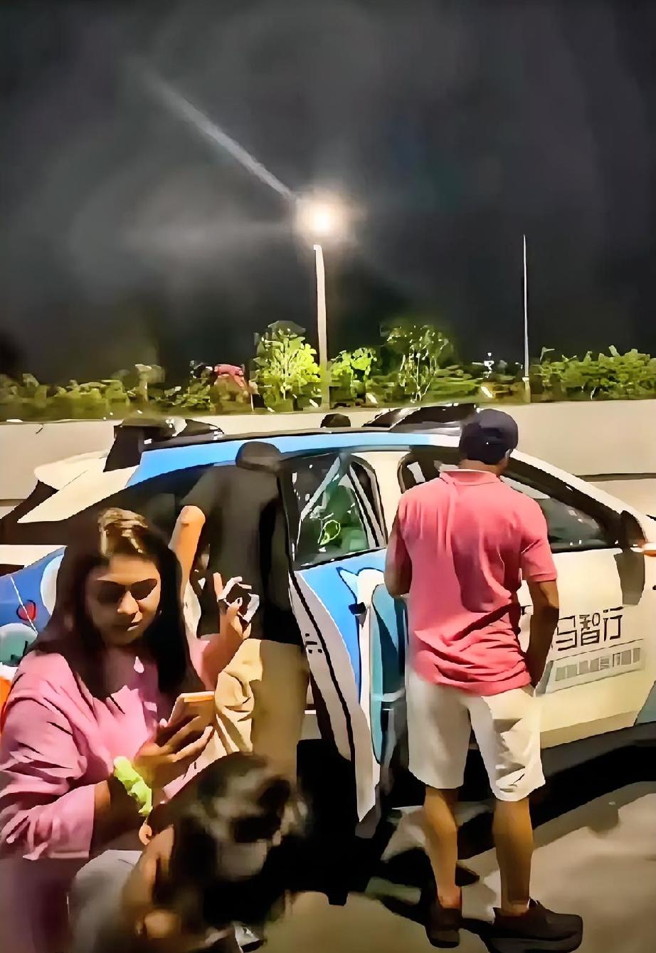 深圳街头又惊现印度人的骚操作​刷到一个视频，据博主的解说，他开车行驶经过的时候