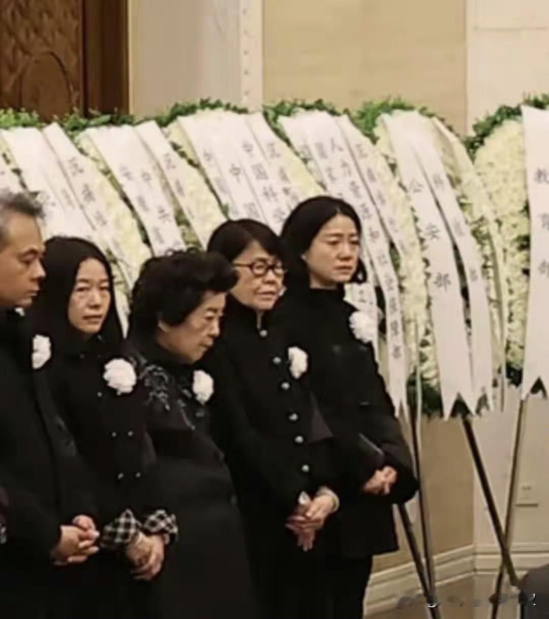 今日9时，杨振宁教授的遗体告别式在北京八宝山殡仪馆大礼堂举行。翁帆站在亲友告别