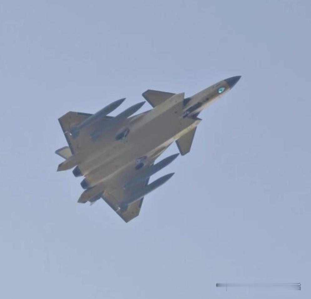 歼20挂着四个副油箱的画面！其实几年前就有图，比这还暴躁的“野兽挂载”模式也出现