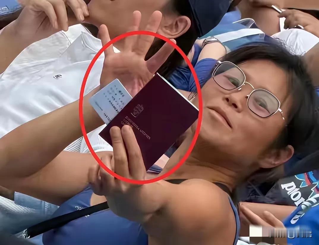 “护照姐”谢某云迎来了她的结局。“护照姐”谢某云因为酒后失态在上海被警方行政