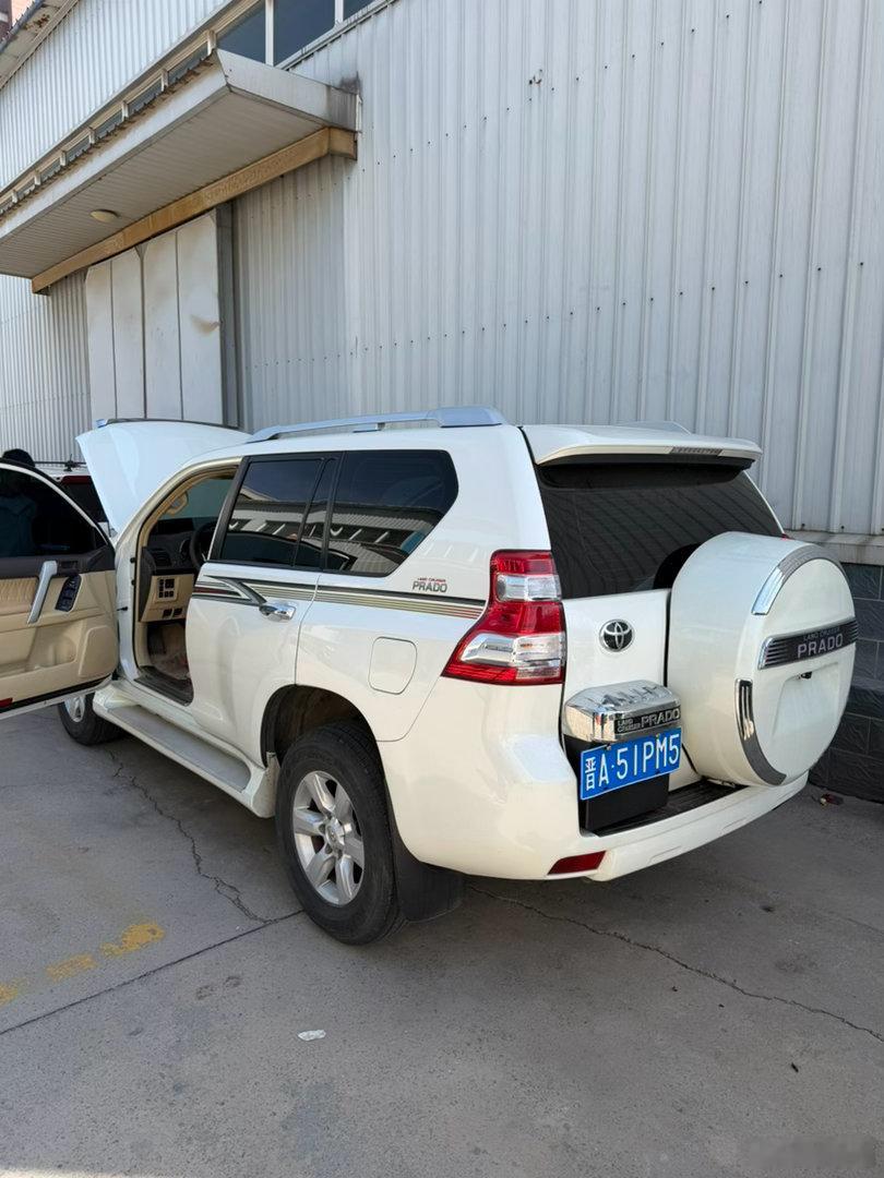 刚买回来的霸道车挺有意思厂牌是5座第三排有两个“对座”有点运兵车的意思而且后