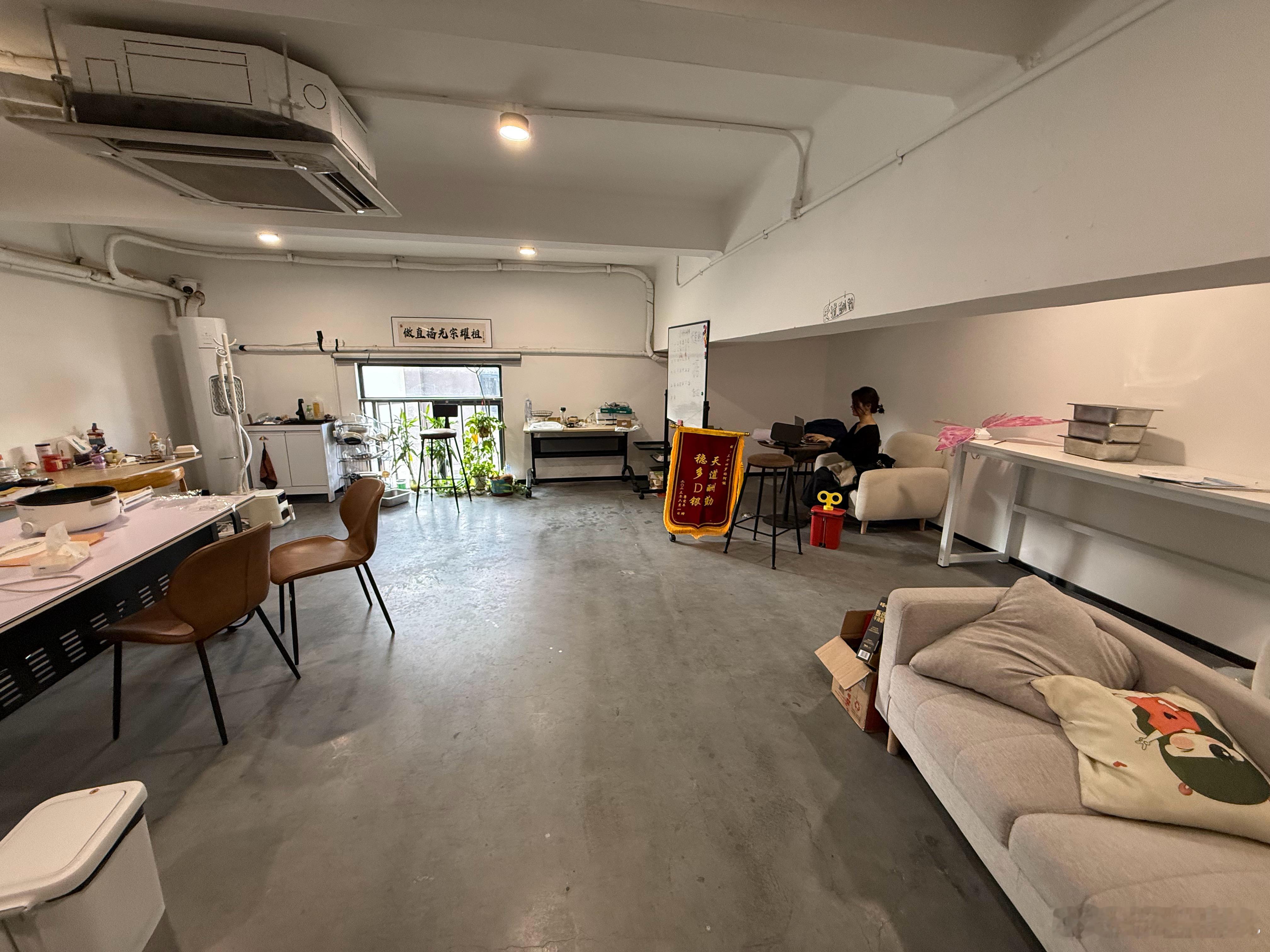 全公司唯二拥有独立办公室的人