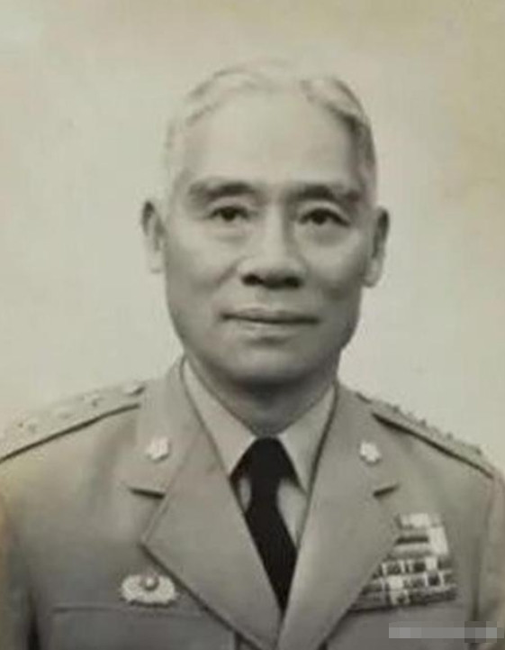 1942年，黄士伟在路上埋60枚地雷阻击日军，准备预测日军会停下的地方时，他突然