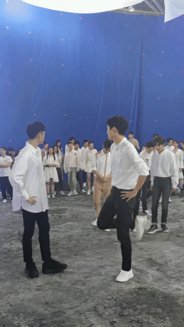 刘昊然的身材最好啊，19年时，陈飞宇个头还没长好吗？看着比刘昊然还矮一些，虽然陈