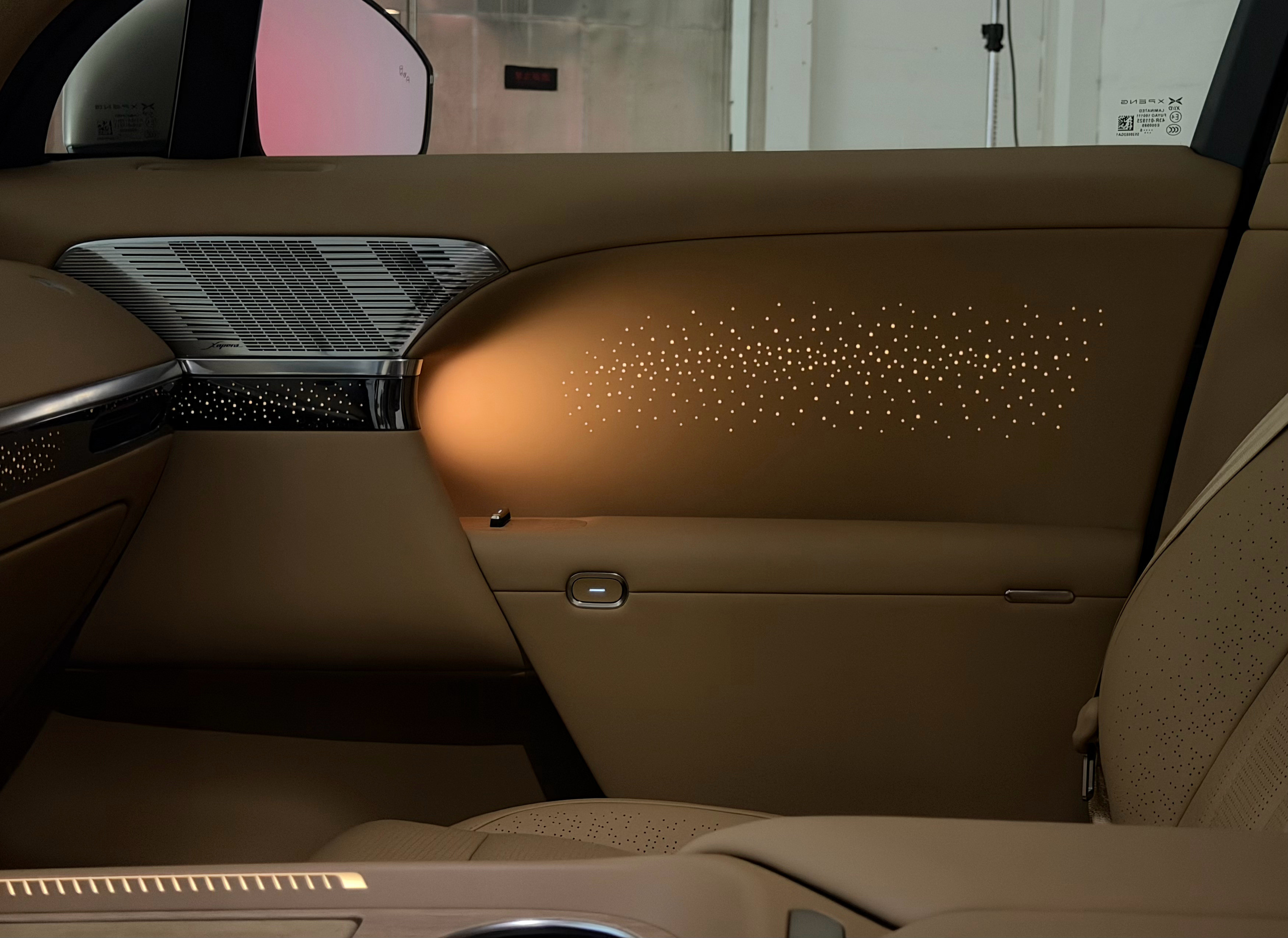 小鹏GX这门板氛围光的设计，我直接给到一个:夯对于新式豪华氛围的诠释，自主品牌真