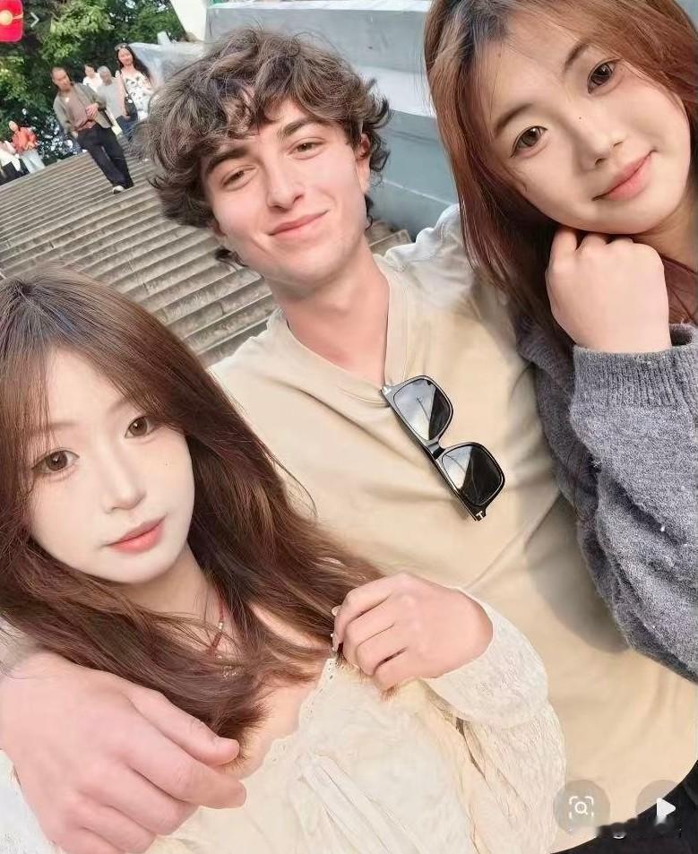 女博主愤怒称和外籍人士合影遭到恶意解读！一名女博主在社交媒体表示，她和外国人的