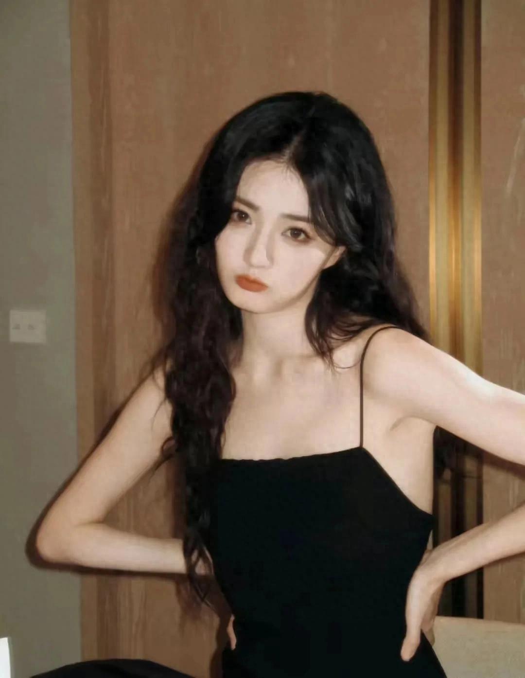 徐璐黑色吊带裙，彰显性感魅惑的高级女人味