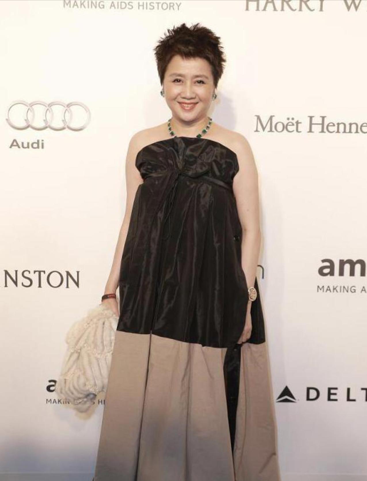 2018年，鲁豫去澳门采访梁安琪，不小心撞了土豪的车，想给1500私了，没想到对