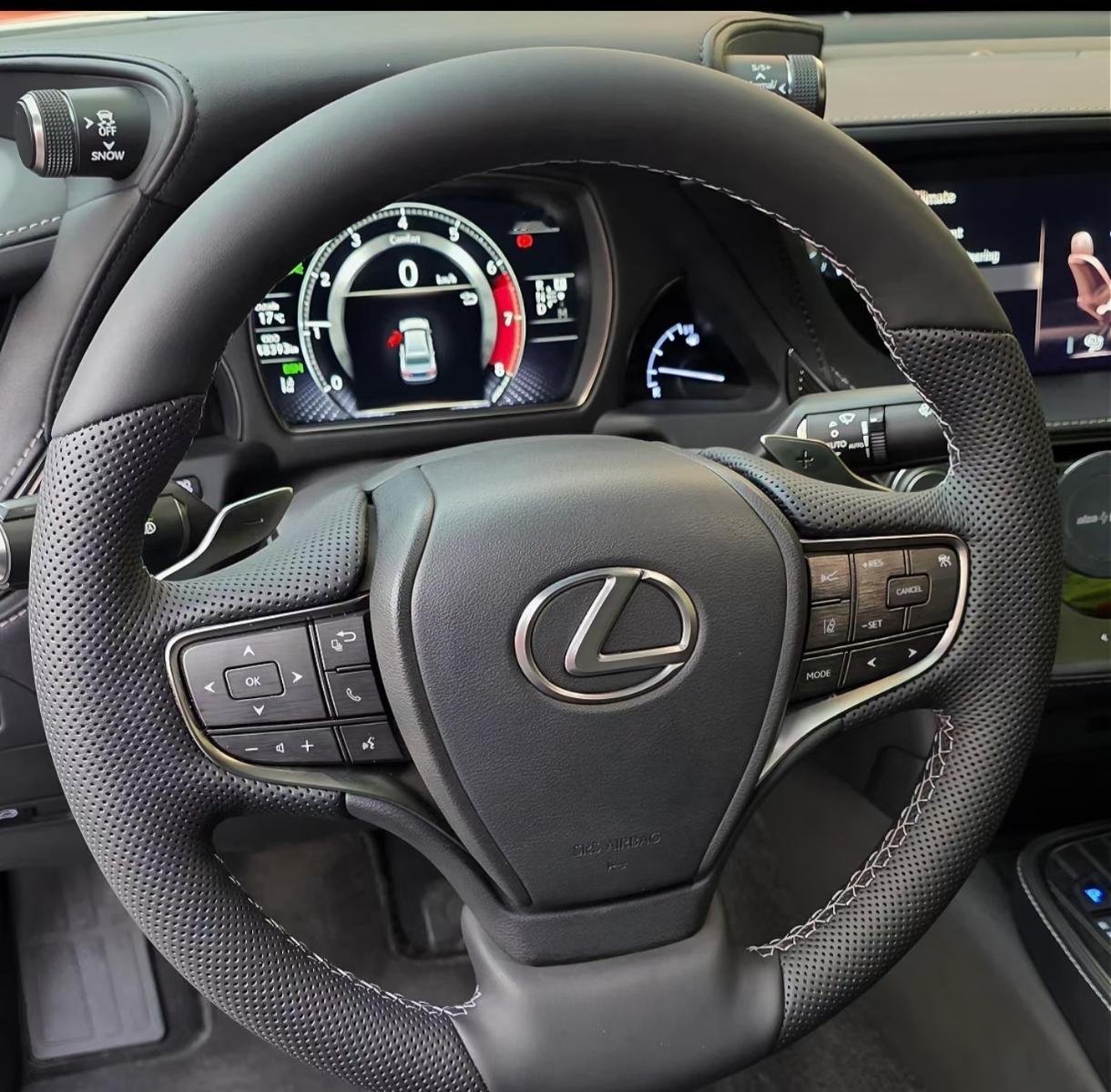雷克萨斯的外观一直在线，就是内饰风格提升不起来，这个方向盘太老气了。真心不喜欢这