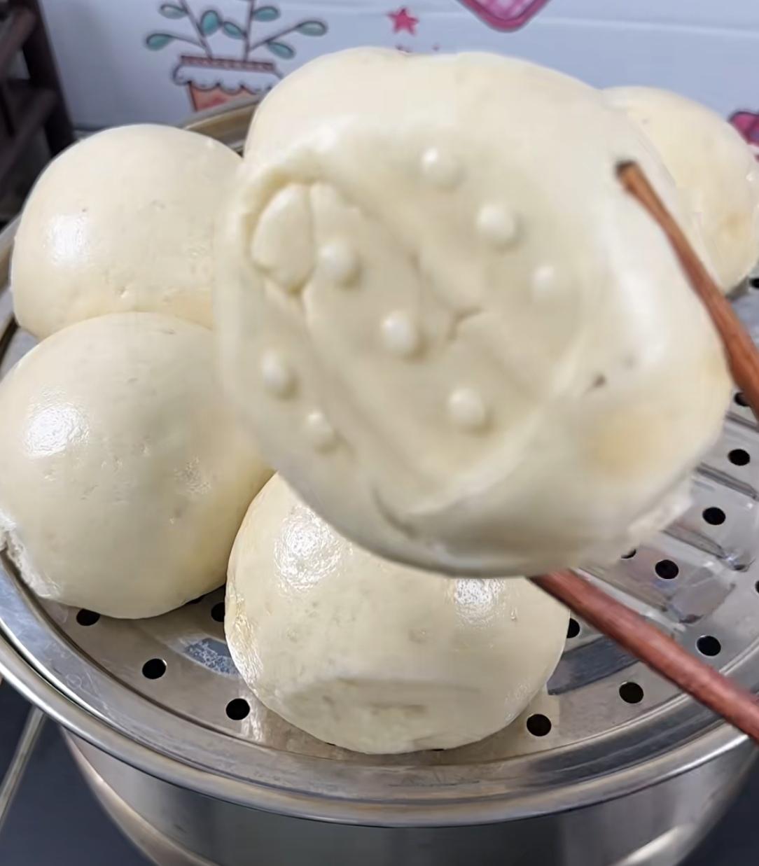 蒸馒头总粘底？不用笼布不用刷油，多开盖蒸十几秒，个个完整不破皮今天