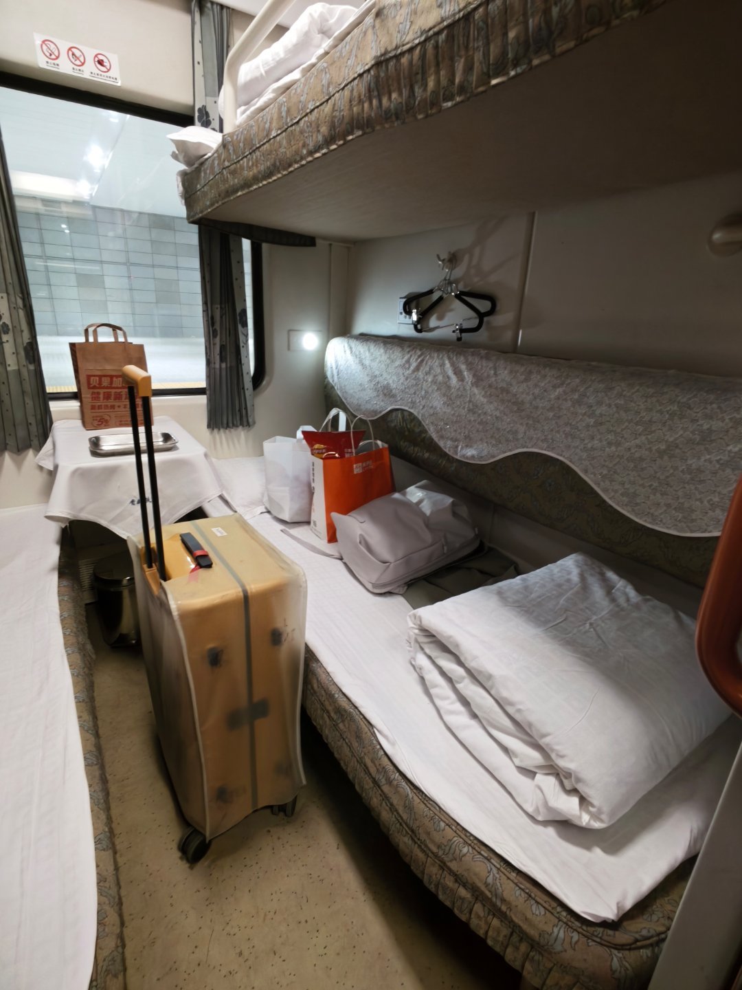 中年没有售价，软卧直达拉萨。