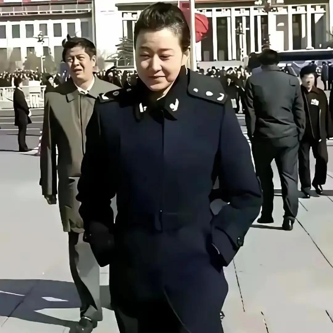 在北京人民大会堂偶遇一位美女明星她实在是太美了，她穿着军服，威武霸气十足她的