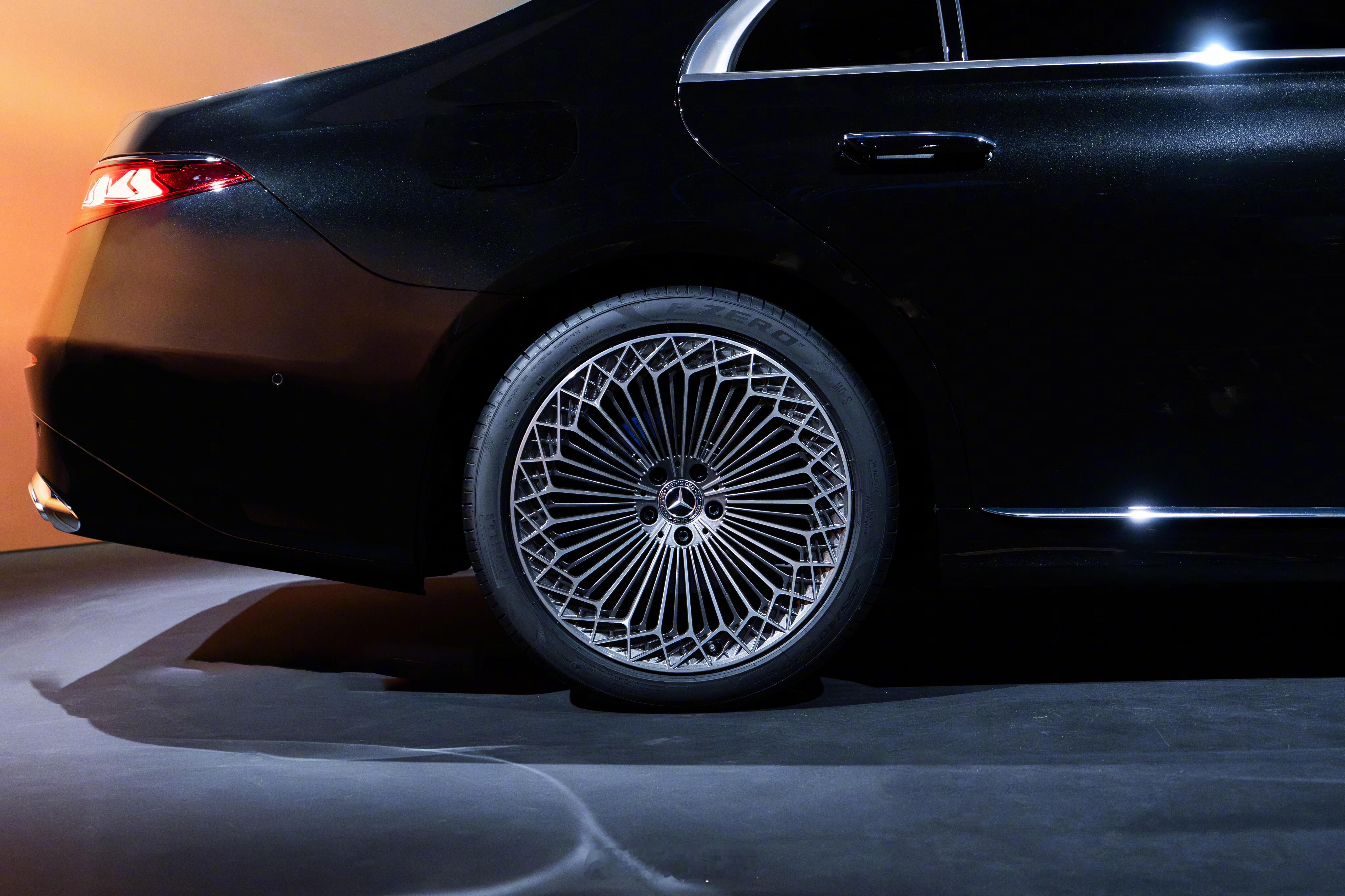 奔驰全新s级发布这轮毂是洗车的噩梦啊，好看吗？奔驰140年