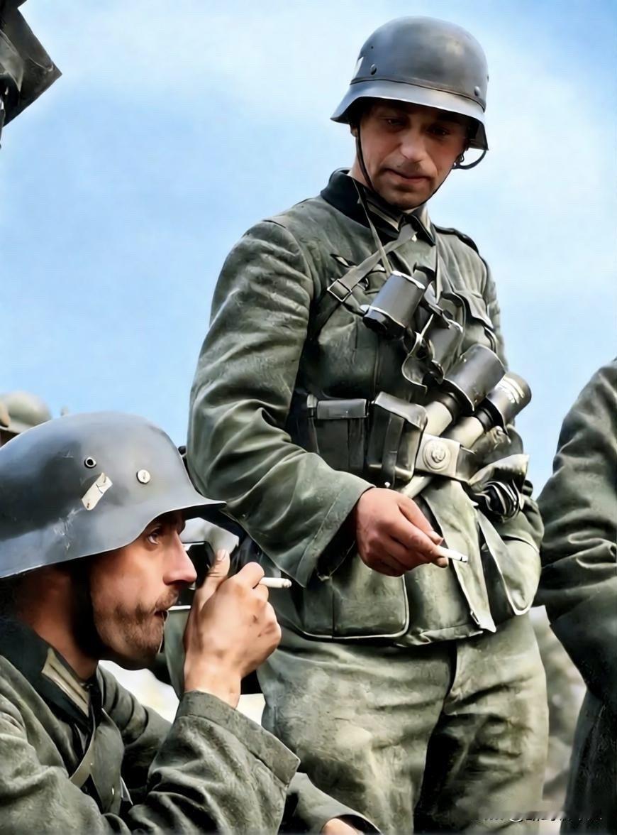 战斗间歇正在吸烟的德军士兵。吸烟可以缓解疲劳和压力。德军老照片德军影像历