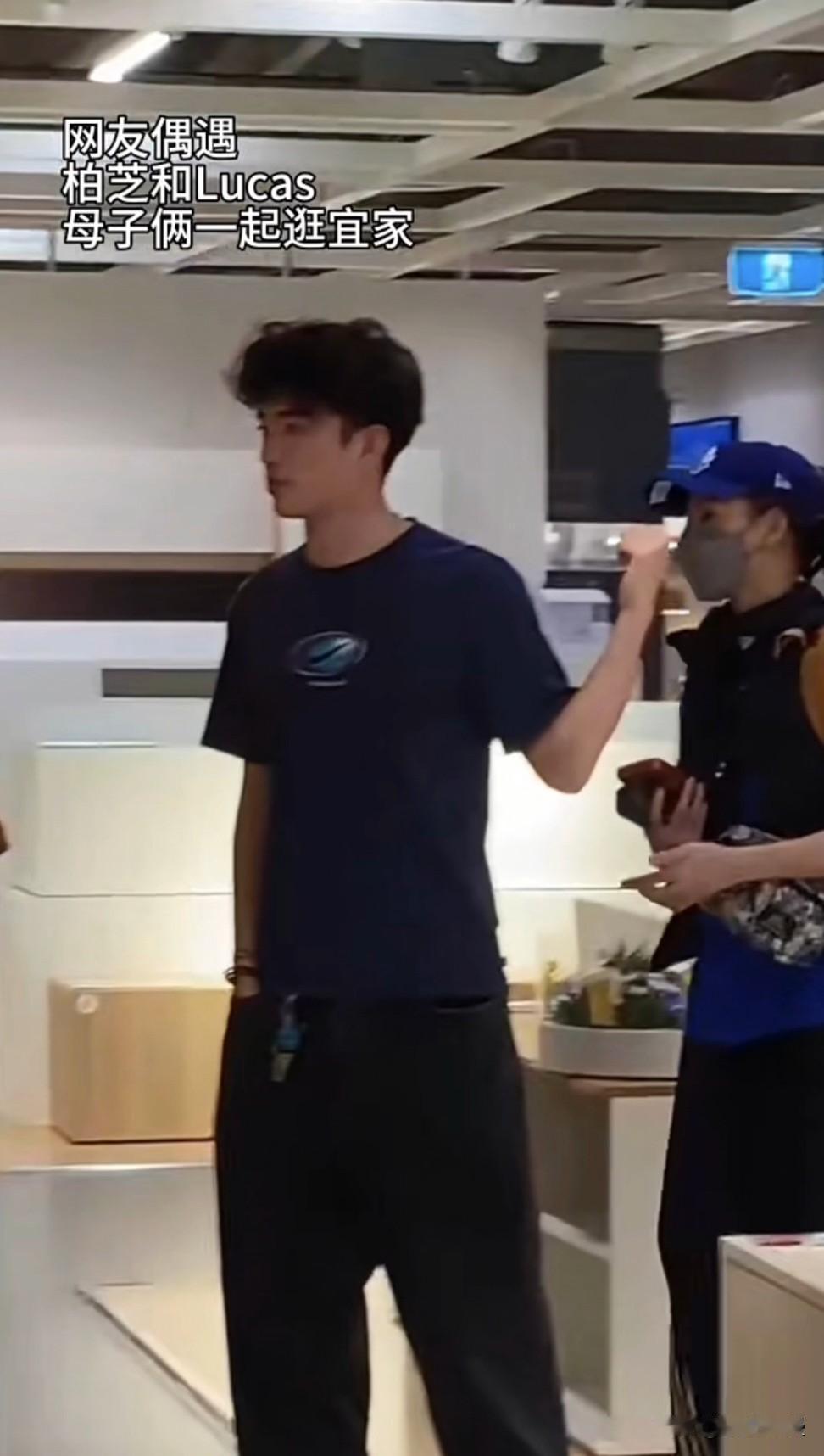 张柏芝和大儿子在澳洲逛超市被偶遇了，老大个子很高了，比张柏芝高半个头。从视频