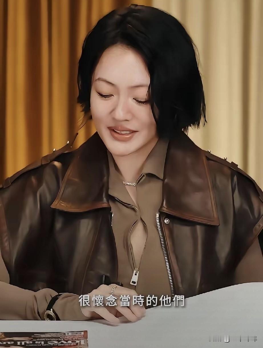 小S拍vlog，接受采访说，我永远爱你，珊！我会永远记得我姐！随即，小S看着当年，她和大S一起出道时