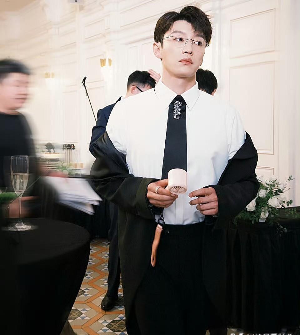 代旭刚拿完“年度好丈夫”奖，转身就推掉了千万片酬的戏。原因很简单：剧组要拍半年