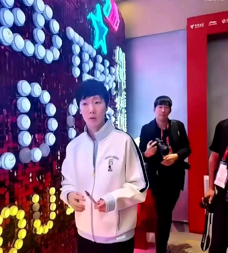 王曼昱在成都混团晚宴穿了件白衬衫配黑裤头发一扎，没首饰没浓妆，领口折痕像赛前