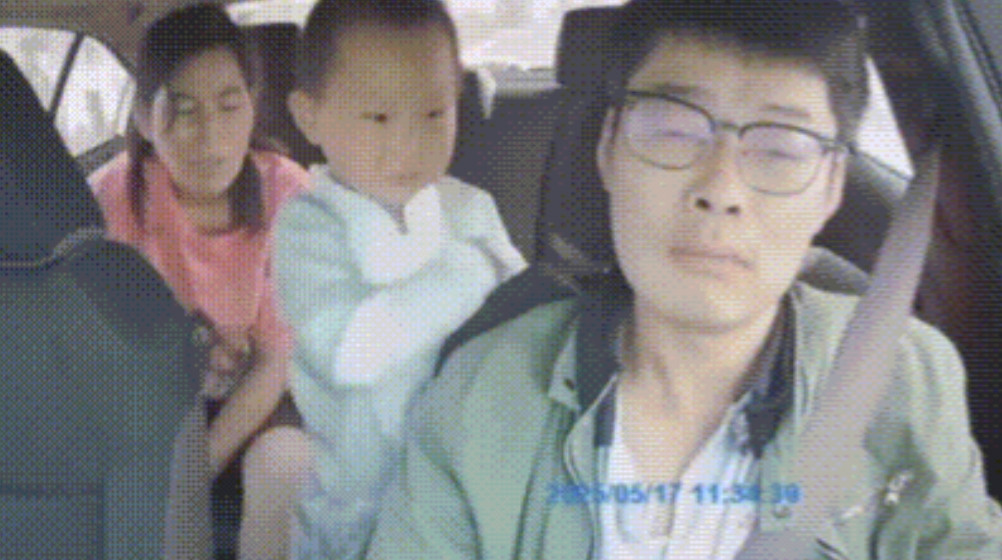 真是慈母多败儿！中午，私家车内，一位母亲因琐事与丈夫争吵起来。旁边善于察言观色的