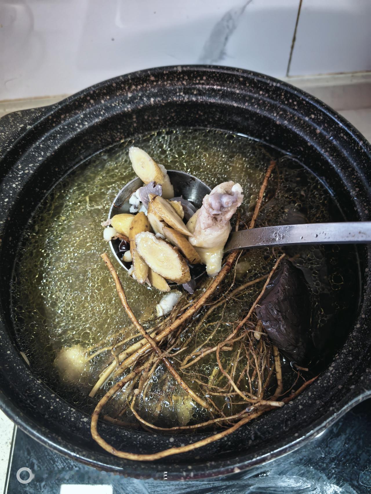 我自做了一个莫氏鸡煲，顺德莫氏鸡煲最近火得一塌糊涂，老板直言说不好吃，不要来，累