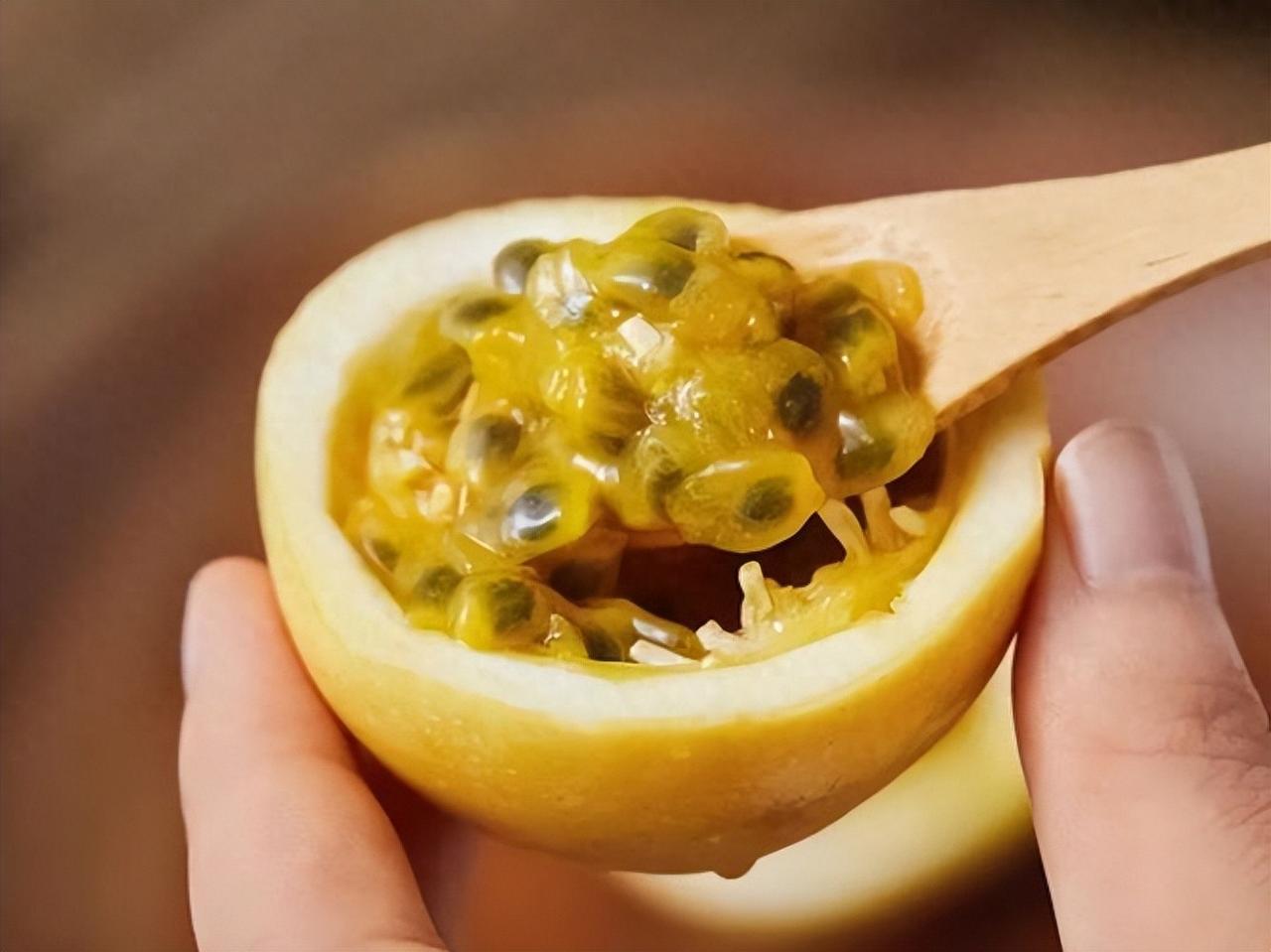 百香果有奇效！医生发现：经常吃百香果的人，身体或有这5改善！张大妈今年已经6