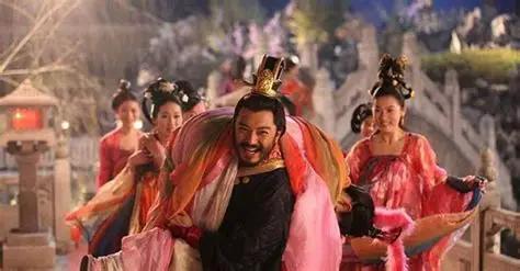 1644年的除夕夜，弘光帝朱由崧在南京宫中叫了个戏班子听戏。开场没多久，戏