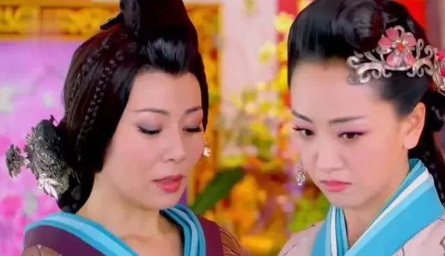 公元前66年，汉宣帝刘询下令将霍家满门抄斩。皇后霍成君跪倒在殿前，抱住汉宣帝的腿