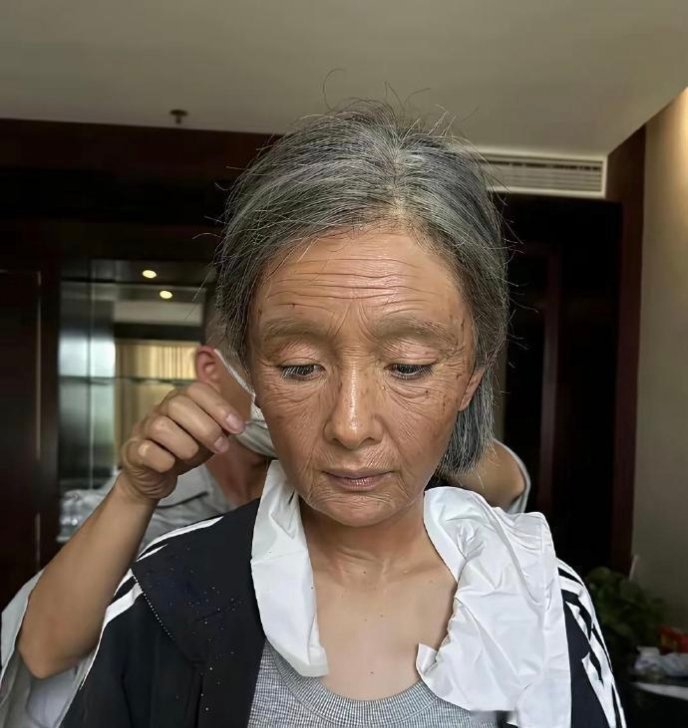 杨幂的老年妆整体看上去很自然，唯独睫毛太违和，哪个老年人睫毛能长这么长还这么翘的