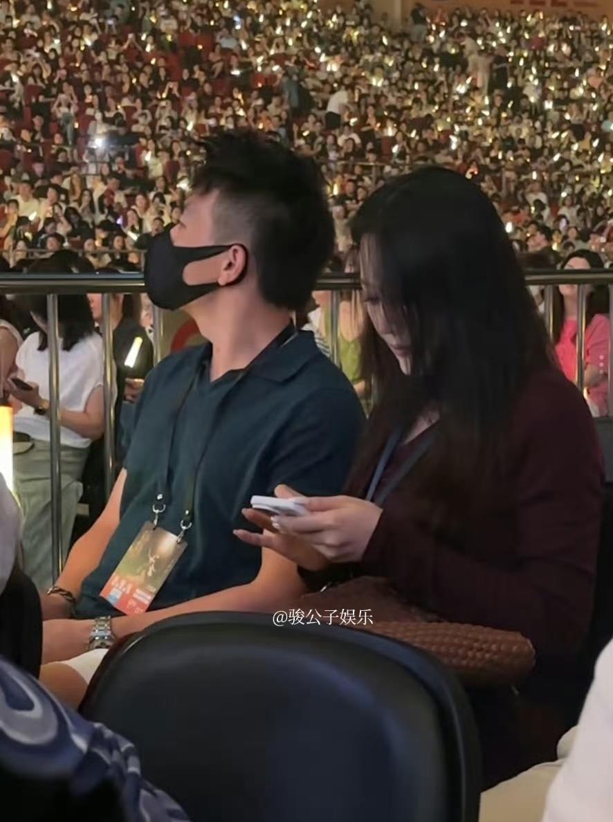 张馨予何捷现身张碧晨演唱会，两人情侣装穿搭，结婚七年愈发甜蜜！