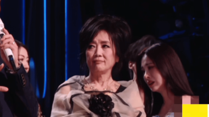 张碧晨哭得好美歌手2026她安静掉眼泪的样子，比任何精心设计的舞台表情都动人。