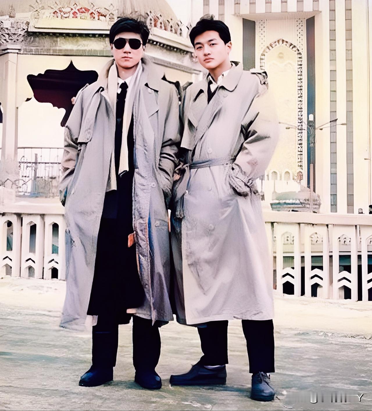 一九九零年，李亚鹏与他的哥哥李亚伟在新疆乌鲁木齐人民立交桥附近的合影。彼时李亚鹏