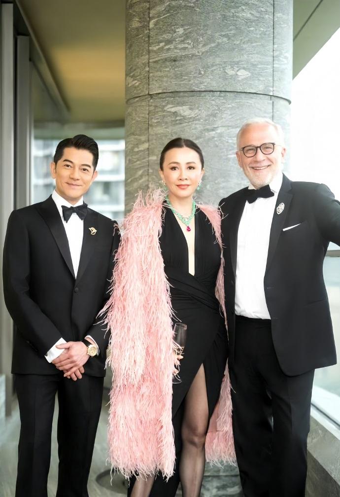 最近刘嘉玲和郭富城一起出席时尚活动，两位站在一起都很有国际大牌明星魅力，最关键的