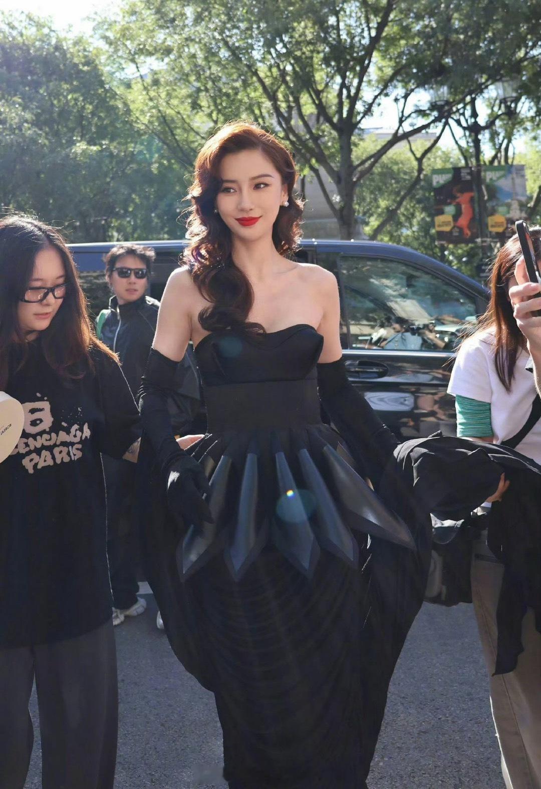 Angelababy和迪丽热巴，今天都是黑裙抹胸造型，浓颜美女穿这种类型确实好看