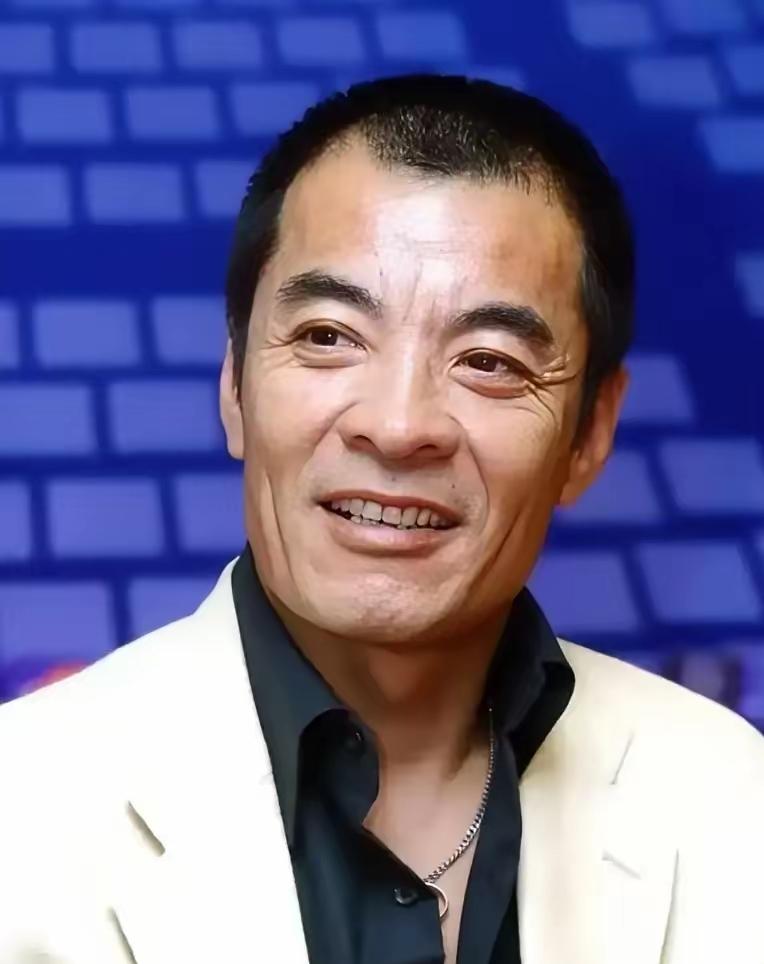 演员刘威在一次访谈中说起和何晴那段感情时，笑着澄清：“外面总传我们俩偷偷结了婚，