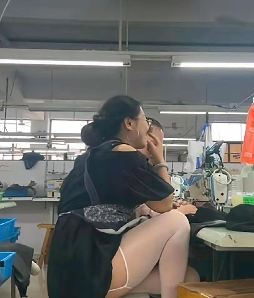虽然工资不高，但我喜欢这工作的氛围。老板娘就是生活的润滑油。有她在，无烦恼