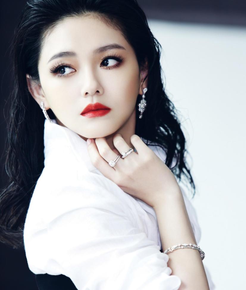 很多人都说大S生前很精明、强势、爱耍大小姐脾气，说她处处想当老大、霸道、不好相处