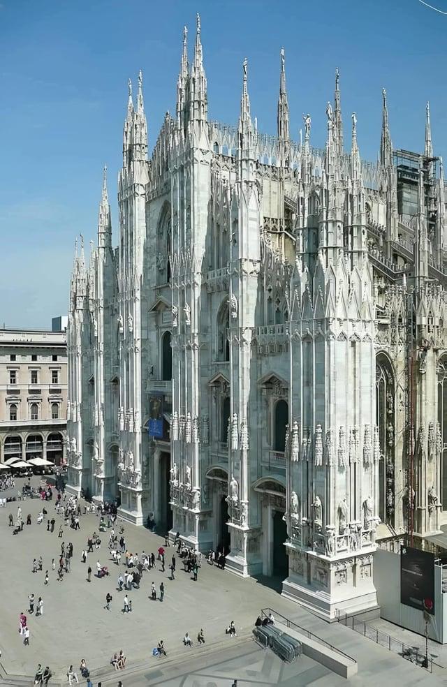 这是米兰大教堂，一座建了六个世纪的哥特式建筑杰作，白色大理石的外墙上布满了尖塔和