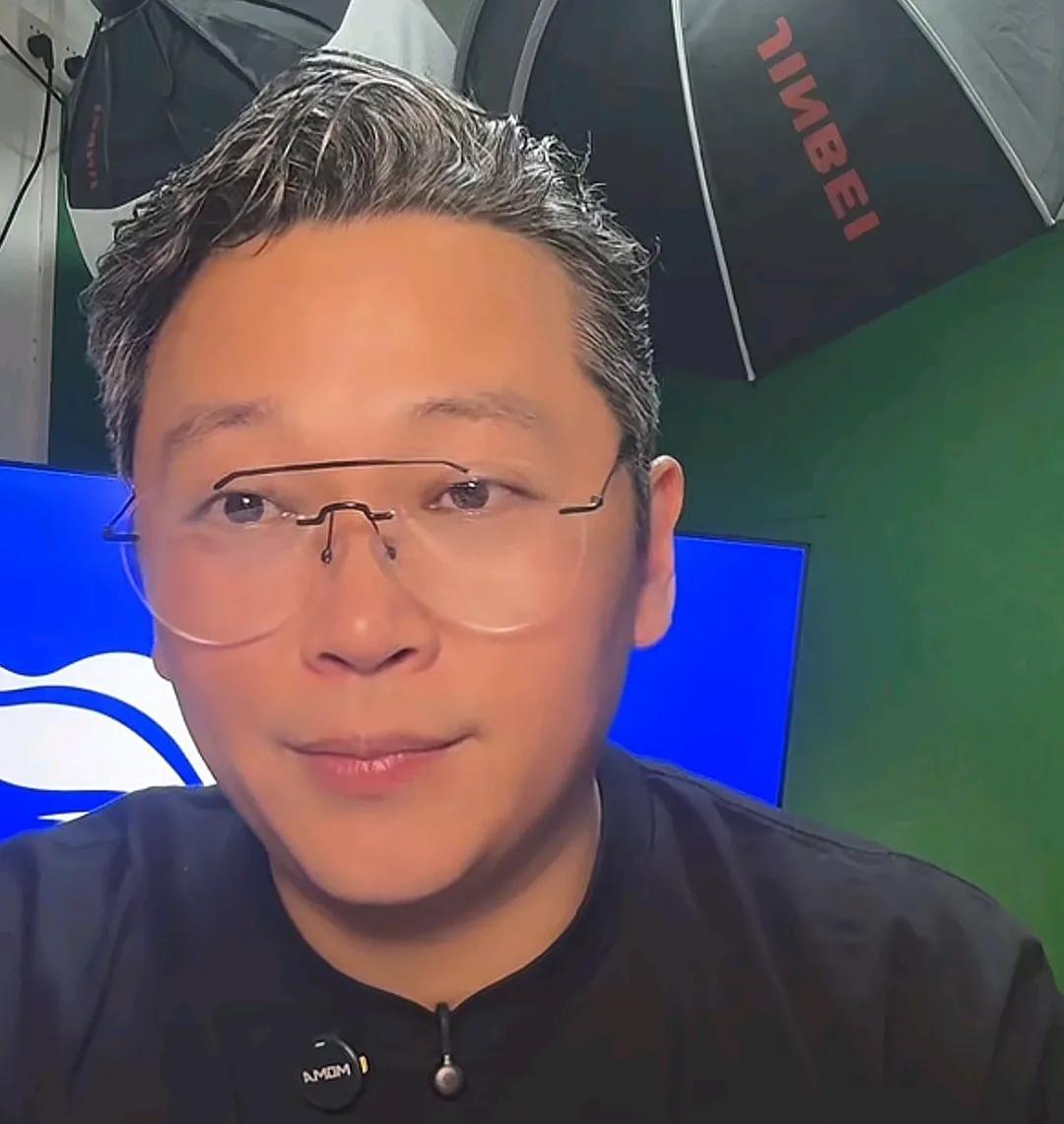 解说员周亮建议申花球迷低调点，不要再去海港主场给他们对手加油了。在展望上海海港