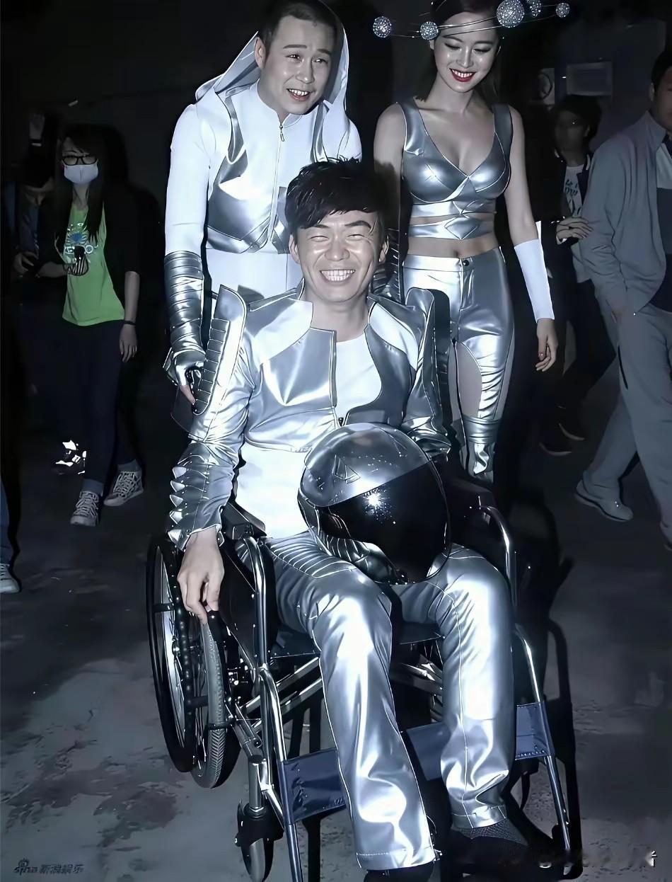 王宝强竟然和小沈阳，辛芷蕾合作过，看起来很高级的感觉，王宝强也是笑的十分开心，王