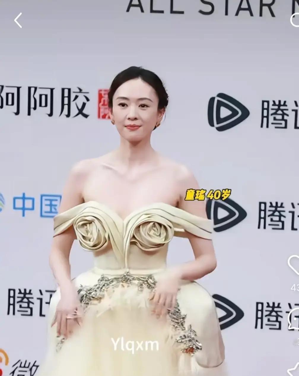 童瑶走红毯，跨步不能超过5厘米，裙子用15条双面胶固定，像穿了一身枷锁。时尚圈