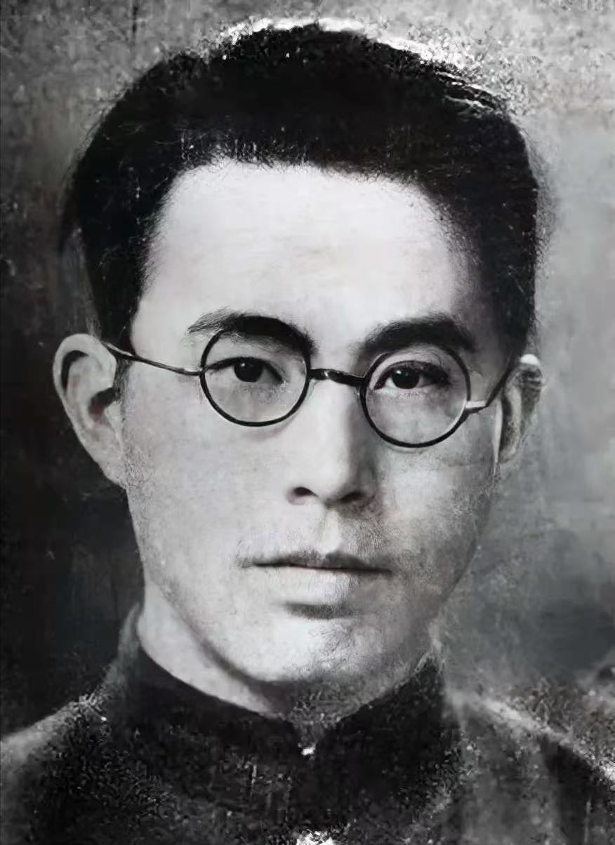 1942年，地下党郑文道求死未果被日军囚于医院。护士换药时总多给一张纱布，他猛然