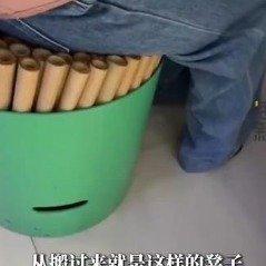 河北石家庄桥西区税务局办税服务厅的凳子火了，网友初见直呼像“刑具”，坐久屁股会留