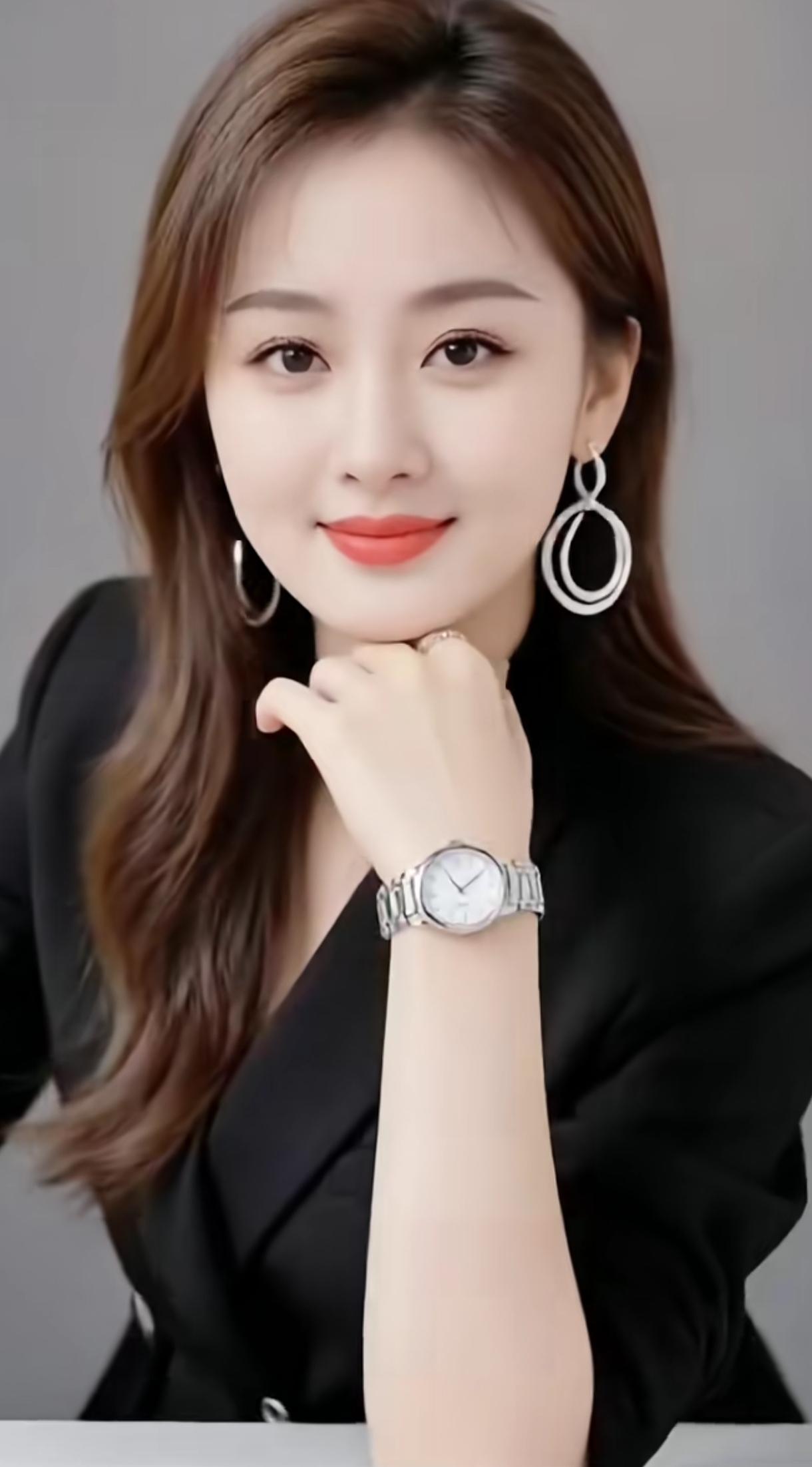 优雅气质，腕间时光——精致腕表搭配时尚黑衣，尽显女性魅力！🕒💄👗分享一张最