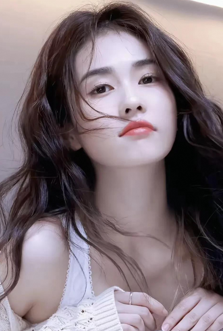 白鹿楚楚动人写真，尽显机灵可爱与性感妩媚