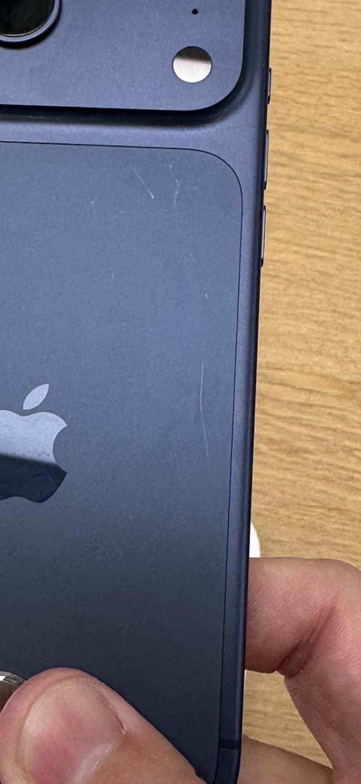 门店回应iPhone17展示机划痕：这主要是因为与店内MagSafe充电底座